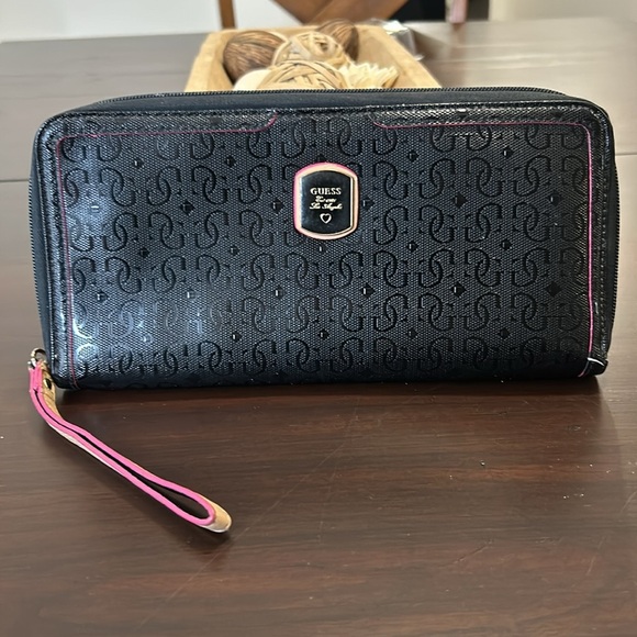 Guess Passport & Credit Card Holder Zip Around Black Wallet - Picture 2 of 16